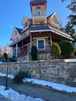 Grand 2BR near MetroNorth with easy parking